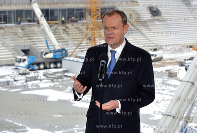 Konferencja prasowa premiera Donalda Tuska na stadionie...
