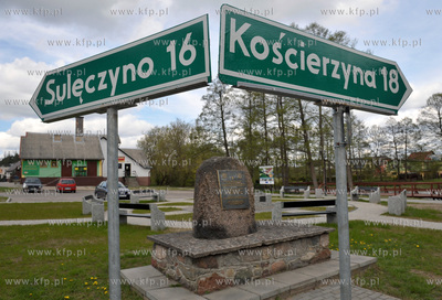 LIpusz na Kaszubach.Centrum wsi.  Za drogowskazami...