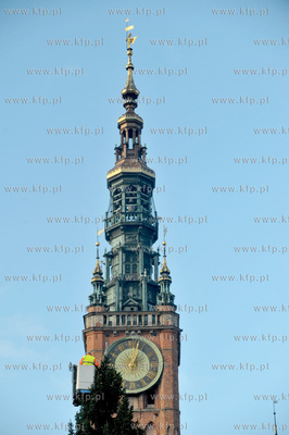 Ozdabianie 25-metrowej choinki, ktora stanela na Dlugim...