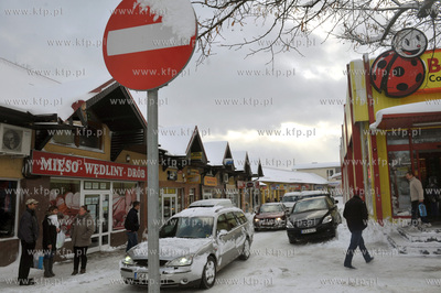 Kartuzy. Wyjazd z centrum handlowego na ul. Dworcowej.7.12.2013...