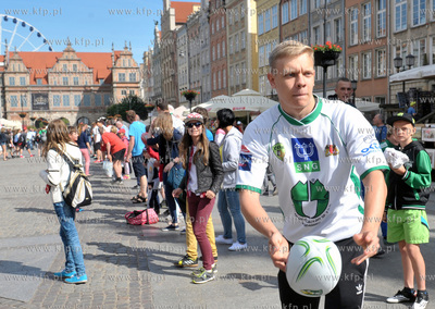 Proba bicia rekordu swiata w podawaniu pilki do rugby...