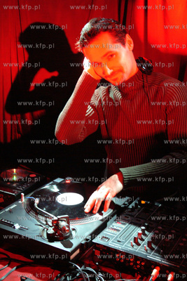 Hobby Jaroslawa Walesy to gra i miksowanie czarnych...