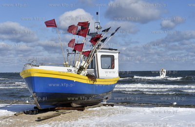 Sopot zimą. Łodzie rybackie na plaży przy przystani...
