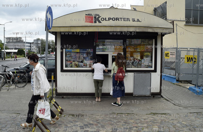 Gdynia. Kiosk firmy Kolporter na ul. Jana z Kolna,...
