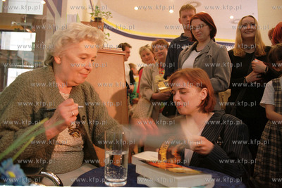 Joanna Chmielewska podpisuje swoje ksiazki w ksiegarni...