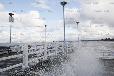 Gdansk Brzezno. Sztorm atakuje molo. 13.10.2009 fot....