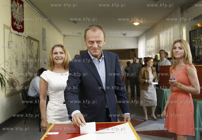 Sopot. Wybory prezydenckie. Glosuje Premier RP Donald...