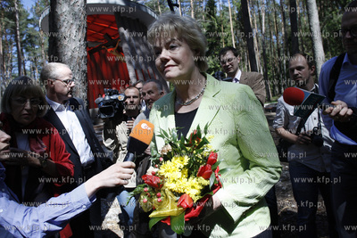 Piasnica. Erika Steinbach zlozyla wiazanke kwiatow...