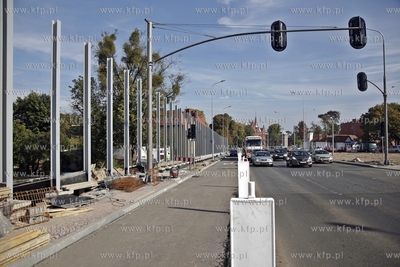Gdansk. Budowa Trasy Slowackiego. Montaz ekranow dzwiekkochonnych...
