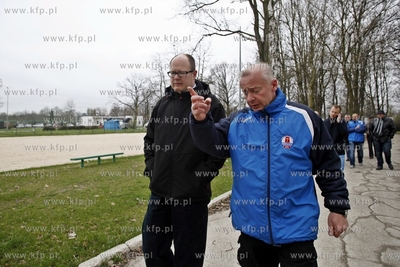 Wizyta Pawla Adamowicza na placu budowy kompleksu sportowego...