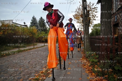 Gdansk Letnica. Parada szczudlarzy, ktora miala na...