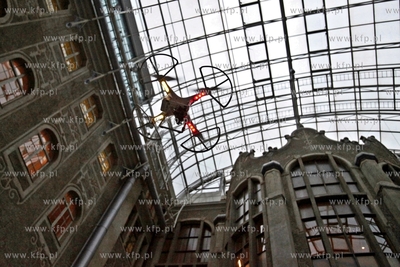 Bezplatny kurs obslugiwania dronow na dziedzincu Jana...