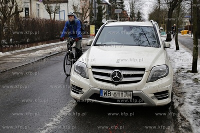 Trzy auta zaparkowane na scieżce rowerowej na ul....