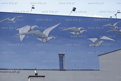 Nowy mural widoczny na scianie z placyku za Spatifem...