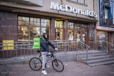 Dostawca jedzenia z Uber Eats pod restauracją McDonalds...