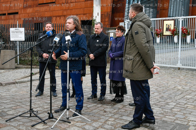Historyczna brama numer 2 Stoczni Gdańskiej. Konferencja,...