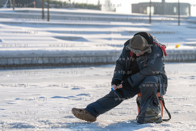 Zima. Łowienie na lodzie przy przystani Żabi Kruk...