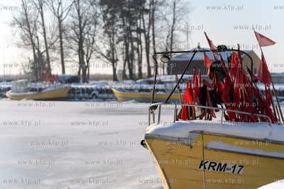 Zima na Mierzei Wiślanej. Zamarznięty port rybacki...