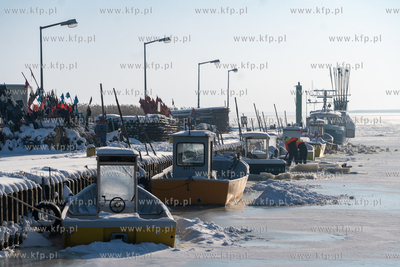 Zima na Mierzei Wiślanej. Zamarznięty port rybacki...