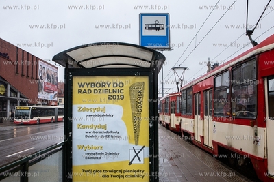 Gdańsk, przystanek tramwajowy przy Dworcu PKP Plakat...