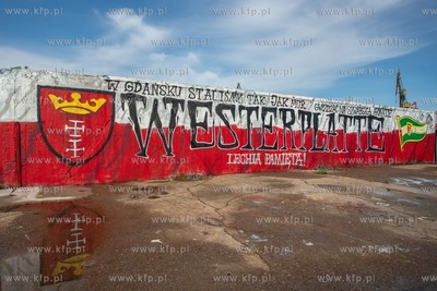 Mural z napisem "WESTERPLATTE" na terenie Stoczni Cesarskiej....
