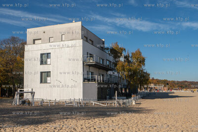 Sopot. Jesienna plaża. Nz. Nowa Zatoka. 25.10.2021...