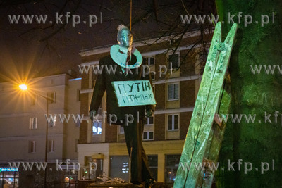 Gdańsk. Kukła Putina zawisła na drzewie przy ul....