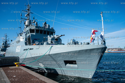 Nabrzeże Pomorskie w Gdyni. Nz. Niszczyciel  ORP Mewa....