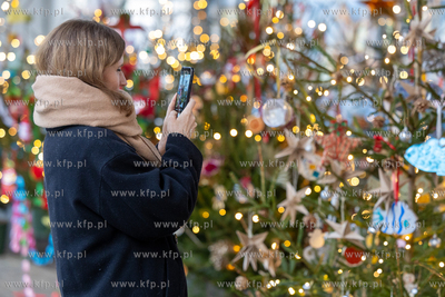 Sopot. Zapalenie światełek na ustrojonych przez dzieci...