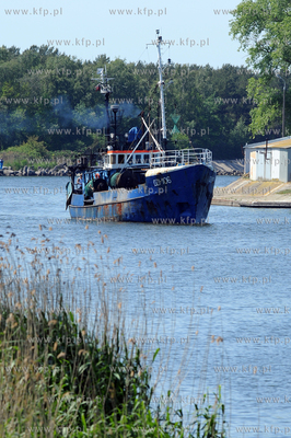 Dziwnow, rzeka Dziwna. Kuter rybacki DZI-106 posiada...