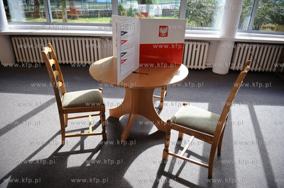 Gdansk. Wybory parlamentarne. Glosuje Lech Walesa z...