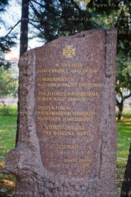 Gdansk. Park przy Targu Rakowym.
Nz pomnik w Holdzie...