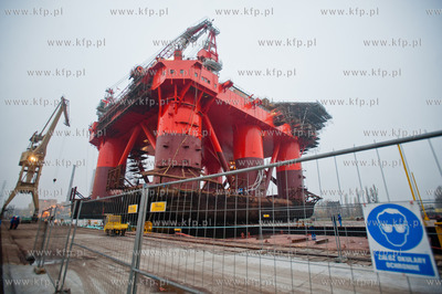 Gdansk. Stocznia Remontowa. Wydokowana do remontu platforma...