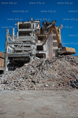 Gdynia. Wyburzanie jednego z budynkuw Dalmoru przy...