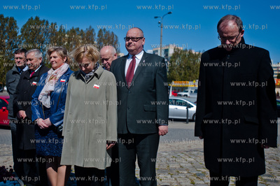 Gdansk. Delegacja Prawa i Sprawiedliwosci sklada kwiaty...