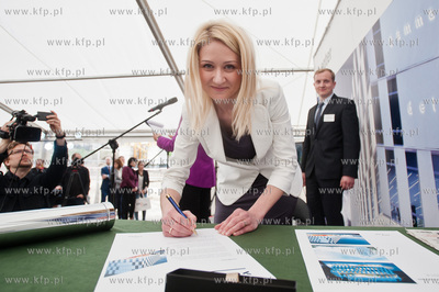 Gdynia. Uroczystosc podpisania aktu erekcyjnego i wmurowanie...