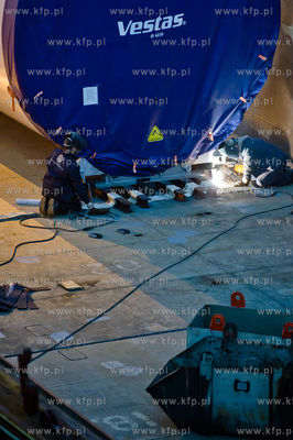 Stocznia Gdanska. Zaladunek elementow wiez wiatrowych,...