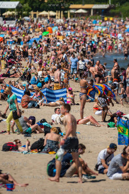 Upalny, bardzo sloneczny, sobotni dzien na plazy i...