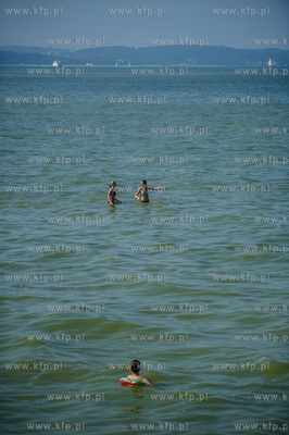 Gdańsk. Czerwona flaga na kąpielisku miejskim w Brzeźnie,...