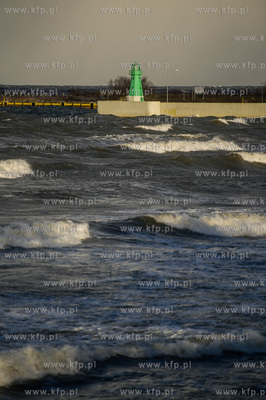 Gdańsk. Silny wiatr oraz wysokie fale na Zatoce Gdańskiej....