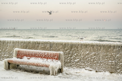 Gdynia. Zimowa, mroźna pogoda na Bulwarze Nadmorskim...