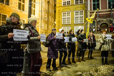 Gdańsk. Długi Targ. Pikieta - Solidarnie przeciwko...
