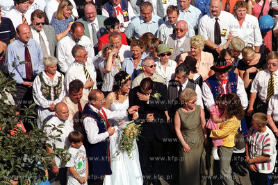 Zdjecie rodzinne Kaszubow na Rynku w Kartuzach. Wsrod...