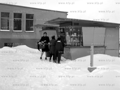 Zima w Zukowie na Kaszubach. Kiosk spozywczy przy sklepie...