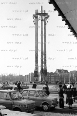 Pomnik Poleglych Stoczniowcow na placu Solidarnosci...
