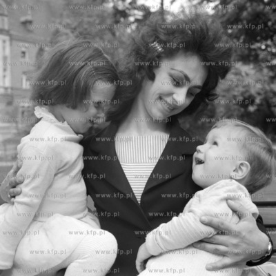 Mama z dziecmi na spacerze. 
26.05.1961 
0001791z
Fot....