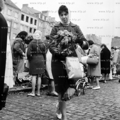 Handel kwiatami pod Halą Targową w Gdańsku. 1963...
