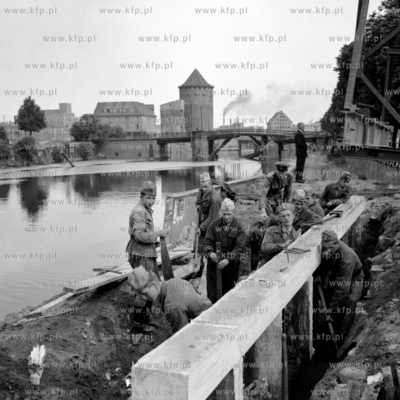 Budowa wojskowego mostu Baileya na wysokości ulicy...