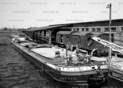 Barka cumuje do nabrzeża portu rzecznego w Malborku.
12.06.1963
0002696z
Fot....