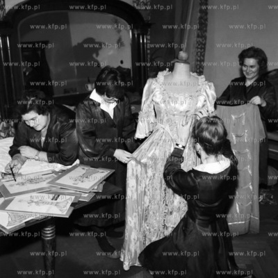 W pracowni plastyczno-krawieckiej Teatru Wybrzeże...